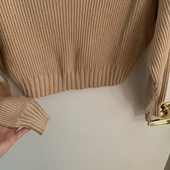 ⭐️HOST PICK⭐️[S] F21 off the shoulder sweater - Picture 3 of 5